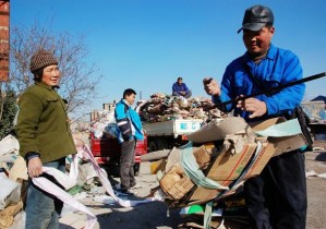 廣東老板開(kāi)超市，利用“廢品回收”，年賺80萬(wàn)，玩的就是套路