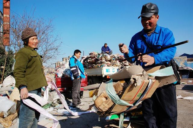 廣東老板開(kāi)超市，利用“廢品回收”，年賺80萬(wàn)，玩的就是套路