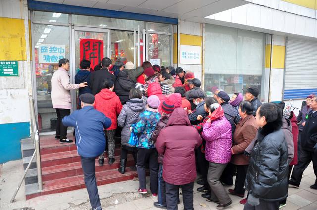 廣東老板開(kāi)超市，利用“廢品回收”，年賺80萬(wàn)，玩的就是套路